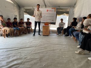 المركز ينفذ ورش دعم نفسي ورقمي تمكّن مئات النازحين من الحماية في الفضاء الرقمي