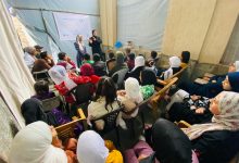 جنوب قطاع غزة – مركز التنمية والإعلام المجتمعي (CDMC): اختتم مركز التنمية والإعلام المجتمعي (CDMC) أنشطة مشروعه "تعزيز مسار آمن للتواصل الرقمي في قطاع غزة" بتمويل من The World Association for Christian Communication (WACC)، والذي استهدف تعزيز الحماية الرقمية ورفع وعي اليافعين واليافعات بأهمية الأمان الرقمي في حياتهم اليومية. ونفذ المركز خلال المشروع 15 ورشة توعية شارك فيها 467 يافعًا ويافعة من جنوب القطاع، بينهم 358 من الإناث و109 من الذكور. وتعرف المشاركون على مفاهيم محورية مثل: الأمان الرقمي، حماية الخصوصية، الحقوق الرقمية، التصدي للجرائم الإلكترونية، وآليات الاستخدام الآمن للإنترنت ووسائل التواصل الاجتماعي. جاءت هذه الورش استكمالًا لتدريب متخصص تلقاه المشاركون سابقًا ضمن المشروع، تضمن موضوعات حول الحقوق الرقمية، الأمان الرقمي، ومهارات تدريب المدربين (ToT)، ما أتاح لهم تطبيق المعرفة بشكل عملي أثناء الورش. وقالت إيمان زعرب، منسقة المشروع، إن "الجانب الرقمي أصبح جزءًا لا يتجزأ من حياة الشباب والفتيات، سواء لمتابعة الأخبار أو البحث عن الفرص أو التواصل الاجتماعي، ومع تزايد التحديات التي يعيشها قطاع غزة، بات من الضروري تزويدهم بالمهارات والمعرفة لحماية أنفسهم على الإنترنت". وأضافت: "ينفذ البرنامج للسنة الرابعة على التوالي ضمن سياسة المركز المستمرة لنشر الوعي الرقمي، بهدف تمكين المجتمع الفلسطيني من استخدام التكنولوجيا بأمان ومسؤولية وضمان حماية الحقوق الرقمية". وأكد المشاركون أن الورش عززت وعيهم بأهمية الأمان الرقمي، وعرّفتهم على طرق عملية لحماية بياناتهم الشخصية والتعامل الآمن مع المحتوى الرقمي، مشيرين إلى أن هذه المعرفة باتت ضرورية في ظل الاعتماد المتزايد على التكنولوجيا في مختلف مجالات الحياة اليومية. وفي إطار استكمال أنشطة المشروع، أعلن المركز عزمه إعادة طباعة 2000 نسخة من دليل تعليمي حول محو الأمية الرقمية كان قد أُنتج عام 2020، ويشمل معلومات أساسية عن الأمان الرقمي والاستخدام الواعي للتكنولوجيا. كما سيطلق حملة مناصرة لتعزيز احترام الحقوق الرقمية للمرأة وتشجيع المساواة بين الجنسين في المجال التكنولوجي، من خلال محتوى توعوي متنوع وهادف. ويرى المركز أن هذه الورش تمثل خطوة مهمة نحو بناء مجتمع رقمي محمي وواعٍ، من خلال تمكين الشباب والفتيات من الاستخدام المسؤول للتكنولوجيا، وتزويدهم بالمهارات اللازمة للتصدي لمخاطر الفضاء الإلكتروني. مركز التنمية والإعلام المجتمعي (CDMC) يُطلق مشروع "تعزيز مسار آمن للتواصل الرقمي في قطاع غزة"