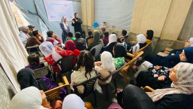 جنوب قطاع غزة – مركز التنمية والإعلام المجتمعي (CDMC): اختتم مركز التنمية والإعلام المجتمعي (CDMC) أنشطة مشروعه "تعزيز مسار آمن للتواصل الرقمي في قطاع غزة" بتمويل من The World Association for Christian Communication (WACC)، والذي استهدف تعزيز الحماية الرقمية ورفع وعي اليافعين واليافعات بأهمية الأمان الرقمي في حياتهم اليومية. ونفذ المركز خلال المشروع 15 ورشة توعية شارك فيها 467 يافعًا ويافعة من جنوب القطاع، بينهم 358 من الإناث و109 من الذكور. وتعرف المشاركون على مفاهيم محورية مثل: الأمان الرقمي، حماية الخصوصية، الحقوق الرقمية، التصدي للجرائم الإلكترونية، وآليات الاستخدام الآمن للإنترنت ووسائل التواصل الاجتماعي. جاءت هذه الورش استكمالًا لتدريب متخصص تلقاه المشاركون سابقًا ضمن المشروع، تضمن موضوعات حول الحقوق الرقمية، الأمان الرقمي، ومهارات تدريب المدربين (ToT)، ما أتاح لهم تطبيق المعرفة بشكل عملي أثناء الورش. وقالت إيمان زعرب، منسقة المشروع، إن "الجانب الرقمي أصبح جزءًا لا يتجزأ من حياة الشباب والفتيات، سواء لمتابعة الأخبار أو البحث عن الفرص أو التواصل الاجتماعي، ومع تزايد التحديات التي يعيشها قطاع غزة، بات من الضروري تزويدهم بالمهارات والمعرفة لحماية أنفسهم على الإنترنت". وأضافت: "ينفذ البرنامج للسنة الرابعة على التوالي ضمن سياسة المركز المستمرة لنشر الوعي الرقمي، بهدف تمكين المجتمع الفلسطيني من استخدام التكنولوجيا بأمان ومسؤولية وضمان حماية الحقوق الرقمية". وأكد المشاركون أن الورش عززت وعيهم بأهمية الأمان الرقمي، وعرّفتهم على طرق عملية لحماية بياناتهم الشخصية والتعامل الآمن مع المحتوى الرقمي، مشيرين إلى أن هذه المعرفة باتت ضرورية في ظل الاعتماد المتزايد على التكنولوجيا في مختلف مجالات الحياة اليومية. وفي إطار استكمال أنشطة المشروع، أعلن المركز عزمه إعادة طباعة 2000 نسخة من دليل تعليمي حول محو الأمية الرقمية كان قد أُنتج عام 2020، ويشمل معلومات أساسية عن الأمان الرقمي والاستخدام الواعي للتكنولوجيا. كما سيطلق حملة مناصرة لتعزيز احترام الحقوق الرقمية للمرأة وتشجيع المساواة بين الجنسين في المجال التكنولوجي، من خلال محتوى توعوي متنوع وهادف. ويرى المركز أن هذه الورش تمثل خطوة مهمة نحو بناء مجتمع رقمي محمي وواعٍ، من خلال تمكين الشباب والفتيات من الاستخدام المسؤول للتكنولوجيا، وتزويدهم بالمهارات اللازمة للتصدي لمخاطر الفضاء الإلكتروني. مركز التنمية والإعلام المجتمعي (CDMC) يُطلق مشروع "تعزيز مسار آمن للتواصل الرقمي في قطاع غزة"