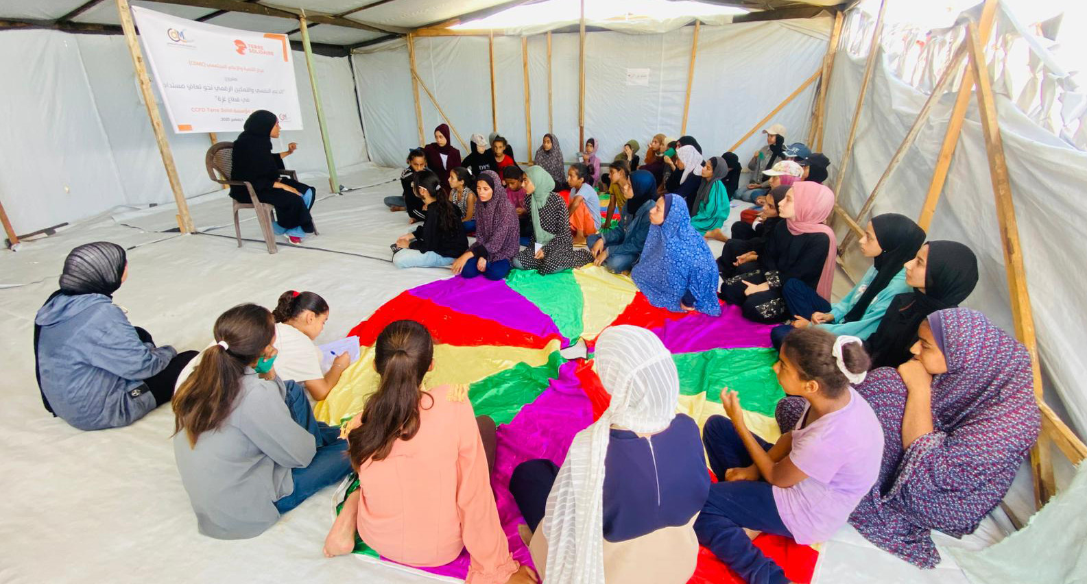 المركز ينفذ ورش دعم نفسي ورقمي تمكّن مئات النازحين من الحماية في الفضاء الرقمي