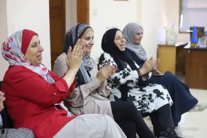 أوصى مركز التنمية والإعلام المجتمعي (CDMC)، بتقديم مساعدات طارئة للصحفيين في قطاع غزة وتوفير الحماية لهم وتقديم القادة الإسرائيليين للعدالة لاستهدافهم الصحفيين، جاء ذلك في ورقة عمل قدمها المركز في مؤتمر “حرية التعبير المنعقد في برشلونة- منتدى عدم الصمت”.