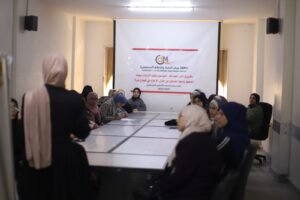 في ظل تعطل المحاكم وتراجع منظومة العدالة الرسمية في قطاع غزة بفعل الحرب، يواصل مركز التنمية والإعلام المجتمعي (CDMC) دوره في تعزيز ثقافة الحلول البديلة للنزاعات، عبر الإعلام المجتمعي كأداة للتوعية، وبناء السلم الأهلي، والحد من تصاعد الخلافات المجتمعية.وعبر مشاريع “حشد الجهود المجتمعية”، و**“نشر العدالة”، و“أصوات من أجل العدالة”**، عمل المركز على نشر الوعي القانوني، وتبسيط مفاهيم العدالة، وفتح مساحات آمنة للحوار البنّاء، بما يوفّر بدائل عملية وفعّالة لحل النزاعات، ويعزّز تماسك المجتمع في أوقات الأزمات.