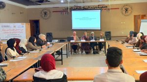 من جهتها، تحدثت الصحفية والناشطة أماني شحادة عن تجربتها في العمل الصحفي بالميدان، وتيسير ورش التوعية حول "حل النزاعات بالطرق البديلة" التي ينظمها المركز قائلة إن:" الورش القانونية وحل النزاعات بالطرق البديلة تمثل مساحة حقيقية للنساء لعرض قضاياهن والبحث عن حلول عملية، موضحة أن خبرتها في العمل الصحفي ومشاركتها في تيسير الجلسات كشفت أهمية إيصال صوت المرأة رغم الضغوط المجتمعية."وأكدت شحادة على أن النساء يمتلكن القدرة على صناعة القرار وبناء السلام انطلاقًا من الأسرة وصولًا للمجتمع، وأن الوساطة والحوار احتياج إنساني يدعم النساء في إيجاد حلول عادلة.