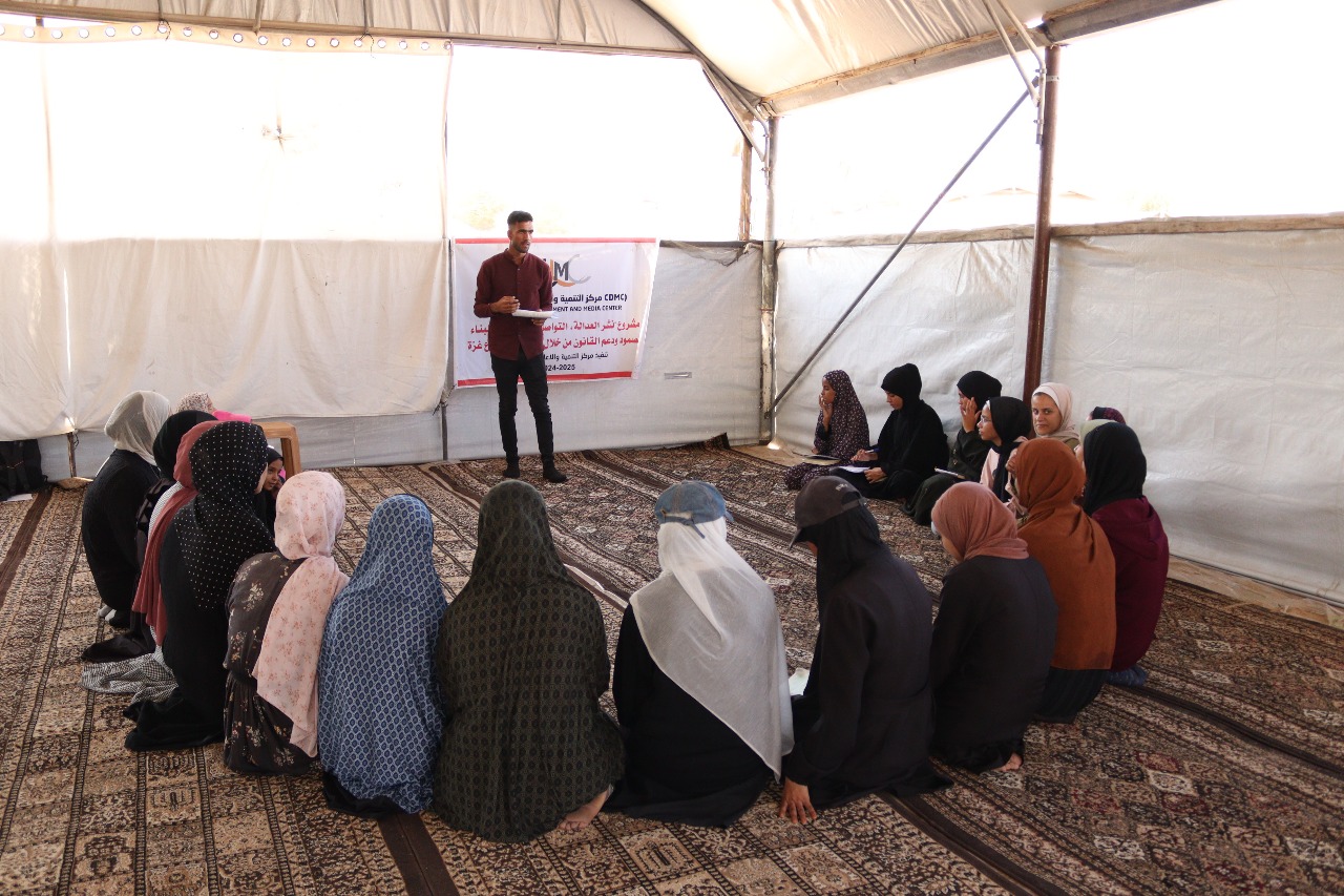 وشملت السلسلة تنفيذ 12 جلسة توعية قانونية، استفاد منها 259 مشاركًا/ة، من بينهم فتيات وسيدات ورجال وأشخاص من ذوي الإعاقة، إلى جانب تقديم 30 استشارة قانونية شفوية. وبذلك، بلغ العدد الإجمالي للمستفيدين من ورش المشروع 1,601 مشارك/ة، مع تقديم 210 استشارات قانونية شفوية، في إطار جهود المركز لتعزيز الوعي القانوني ودعم الحلول السلمية للنزاعات.