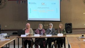 من جهتها، تحدثت الصحفية والناشطة أماني شحادة عن تجربتها في العمل الصحفي بالميدان، وتيسير ورش التوعية حول "حل النزاعات بالطرق البديلة" التي ينظمها المركز قائلة إن:" الورش القانونية وحل النزاعات بالطرق البديلة تمثل مساحة حقيقية للنساء لعرض قضاياهن والبحث عن حلول عملية، موضحة أن خبرتها في العمل الصحفي ومشاركتها في تيسير الجلسات كشفت أهمية إيصال صوت المرأة رغم الضغوط المجتمعية."وأكدت شحادة على أن النساء يمتلكن القدرة على صناعة القرار وبناء السلام انطلاقًا من الأسرة وصولًا للمجتمع، وأن الوساطة والحوار احتياج إنساني يدعم النساء في إيجاد حلول عادلة.