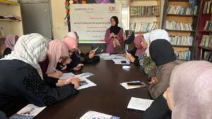 في ظل تعطل المحاكم وتراجع منظومة العدالة الرسمية في قطاع غزة بفعل الحرب، يواصل مركز التنمية والإعلام المجتمعي (CDMC) دوره في تعزيز ثقافة الحلول البديلة للنزاعات، عبر الإعلام المجتمعي كأداة للتوعية، وبناء السلم الأهلي، والحد من تصاعد الخلافات المجتمعية.وعبر مشاريع “حشد الجهود المجتمعية”، و**“نشر العدالة”، و“أصوات من أجل العدالة”**، عمل المركز على نشر الوعي القانوني، وتبسيط مفاهيم العدالة، وفتح مساحات آمنة للحوار البنّاء، بما يوفّر بدائل عملية وفعّالة لحل النزاعات، ويعزّز تماسك المجتمع في أوقات الأزمات.