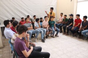 أنهى مركز التنمية والإعلام المجتمعي (CDMC) تنفيذ 60 ورشة توعية نفسية وتمكين رقمي في قطاع غزة، ضمن مشروع “الدعم النفسي والتمكين الرقمي نحو تعافٍ مستدام”، المموّل من مؤسسة CCFD – Terre Solidaire، استجابةً لتزايد الضغوط النفسية والاجتماعية والرقمية التي يفرضها واقع الحرب.ونُفذت الورش بعد تدريب متخصص لميسّريها، وقدّمت محتوى يجمع بين الدعم النفسي وبناء الصلابة النفسية، ومهارات السلامة والتمكين الرقمي، بما يراعي خصوصية المجتمع واحتياجاته الفعلية.