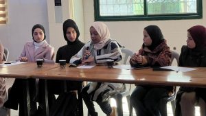 من جهتها، تحدثت الصحفية والناشطة أماني شحادة عن تجربتها في العمل الصحفي بالميدان، وتيسير ورش التوعية حول "حل النزاعات بالطرق البديلة" التي ينظمها المركز قائلة إن:" الورش القانونية وحل النزاعات بالطرق البديلة تمثل مساحة حقيقية للنساء لعرض قضاياهن والبحث عن حلول عملية، موضحة أن خبرتها في العمل الصحفي ومشاركتها في تيسير الجلسات كشفت أهمية إيصال صوت المرأة رغم الضغوط المجتمعية."وأكدت شحادة على أن النساء يمتلكن القدرة على صناعة القرار وبناء السلام انطلاقًا من الأسرة وصولًا للمجتمع، وأن الوساطة والحوار احتياج إنساني يدعم النساء في إيجاد حلول عادلة.