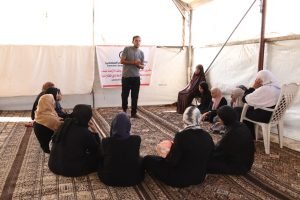 وشملت السلسلة تنفيذ 12 جلسة توعية قانونية، استفاد منها 259 مشاركًا/ة، من بينهم فتيات وسيدات ورجال وأشخاص من ذوي الإعاقة، إلى جانب تقديم 30 استشارة قانونية شفوية. وبذلك، بلغ العدد الإجمالي للمستفيدين من ورش المشروع 1,601 مشارك/ة، مع تقديم 210 استشارات قانونية شفوية، في إطار جهود المركز لتعزيز الوعي القانوني ودعم الحلول السلمية للنزاعات.