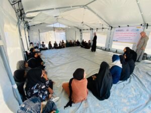 في ظل تعطل المحاكم وتراجع منظومة العدالة الرسمية في قطاع غزة بفعل الحرب، يواصل مركز التنمية والإعلام المجتمعي (CDMC) دوره في تعزيز ثقافة الحلول البديلة للنزاعات، عبر الإعلام المجتمعي كأداة للتوعية، وبناء السلم الأهلي، والحد من تصاعد الخلافات المجتمعية.وعبر مشاريع “حشد الجهود المجتمعية”، و**“نشر العدالة”، و“أصوات من أجل العدالة”**، عمل المركز على نشر الوعي القانوني، وتبسيط مفاهيم العدالة، وفتح مساحات آمنة للحوار البنّاء، بما يوفّر بدائل عملية وفعّالة لحل النزاعات، ويعزّز تماسك المجتمع في أوقات الأزمات.