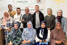 قد مركز التنمية والإعلام المجتمعي (CDMC) في دير البلح المجموعة البؤرية الخامسة ضمن سلسلة مجموعات العمل المخصّصة لعرض نتائج دراسة “واقع الصحفيين واحتياجاتهم بعد الحرب”، في إطار مشروع “أصوات من أجل العدالة” المموّل من مؤسسة هيرنش بل الألمانية. وتأتي هذه الجلسة استمرارًا لجهود المركز في رصد الانتهاكات التي طالت الصحفيين/ات، وتطوير توصيات مبنية على بيانات دقيقة لدعمهم في مرحلة ما بعد النزاع. وخلال الجلسة، قدّم الباحث د. طلال أبو ركبة عرضًا تفصيليًا لنتائج الدراسة أمام مجموعة من الصحفيين/ات والمحامين/ات، والتي وثّقت حجم الخسائر غير المسبوقة التي لحقت بالقطاع الإعلامي منذ اندلاع الحرب في أكتوبر 2023. وأكد أبو ركبة أن البيانات التي جُمعت عبر استبيانات ومقابلات معمّقة تعكس “واقعًا بالغ القسوة”، حيث واجه الصحفيون ظروفًا أمنية ومهنية استثنائية، مع استهداف مباشر ودمار ممنهج لمؤسسات الإعلام. وأظهرت الدراسة استشهاد 229 صحفيًا وصحفية وتدمير 105 مؤسسة إعلامية بشكل كامل أو جزئي، إلى جانب إصابة مئات العاملين ونزوح أكثر من 1000 صحفي/ة من منازلهم ومقار عملهم. كما سجّلت الدراسة نقصًا حادًا في المعدات ووسائل الحماية، واضطرار معظم الصحفيين للاعتماد على هواتفهم الشخصية في التغطية الميدانية. وبيّنت النتائج أن 91.6% من الصحفيين تأثروا نفسيًا بفعل الصدمات والخسائر، فيما أفادت 77.6% من الصحفيات بتعرّضهن لتمييز وصعوبات مضاعفة خلال التنقل والنزوح والعمل الميداني، ما فاقم التحديات المرتبطة بالممارسة المهنية للنساء العاملات في الإعلام. وطالبت الدراسة بفتح تحقيق دولي مستقل في استهداف الصحفيين، وتوفير آليات حماية عاجلة، والعمل على إعادة بناء المؤسسات الإعلامية، إضافة إلى توفير برامج دعم نفسي ومهني للعاملين في القطاع في مرحلة ما بعد الحرب. وتأتي هذه الجلسة ضمن خمس مجموعات بؤرية نفذها CDMC بهدف تطوير رؤية عملية لمعالجة احتياجات الصحفيين من منظور حقوق الإنسان، وتعزيز التوثيق المهني للانتهاكات، وصياغة توصيات تساعد على تحسين ظروف العمل الإعلامي وضمان الحماية المهنية والنفسية للعاملين في هذا المجال. ويولي مركز التنمية والإعلام المجتمعي اهتمامًا متواصلًا بدعم الصحفيين، من خلال تنفيذ برامج تدريبية متخصصة في المهارات الرقمية، الحماية الإلكترونية، التوثيق الحقوقي، وآليات التغطية الحساسة للنزاعات. كما يعمل المركز منذ سنوات على تطوير أدوات لتعزيز قدرة الصحفيين على الوصول للمعلومات، والتعامل مع بيئات العمل عالية الخطورة، وتوثيق الانتهاكات بطريقة متوافقة مع المعايير الدولية لحقوق الإنسان. ويؤكد CDMC أن متابعة واقع الصحفيين بعد الحرب لا تقتصر على رصد الانتهاكات فحسب، بل تشمل دعمهم في إعادة بناء مساراتهم المهنية، وتزويدهم بالمهارات الرقمية الحديثة، وتعزيز قدرتهم على توثيق الحقيقة في ظروف معقدة، بهدف حماية الدور الحيوي للصحافة في الدفاع عن الحقوق والحريات. ويُذكر أن المركز، الذي يعمل منذ أكثر من عشرين عامًا، يواصل رسالته في توظيف الإعلام كأداة للتغيير الاجتماعي، وتعزيز حقوق الإنسان والمواطنة، وتمكين النساء والفئات الهشّة من أدوات التعبير الرقمي والمهني، خصوصًا في البيئات المتأثرة بالأزمات.