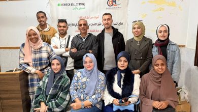 قد مركز التنمية والإعلام المجتمعي (CDMC) في دير البلح المجموعة البؤرية الخامسة ضمن سلسلة مجموعات العمل المخصّصة لعرض نتائج دراسة “واقع الصحفيين واحتياجاتهم بعد الحرب”، في إطار مشروع “أصوات من أجل العدالة” المموّل من مؤسسة هيرنش بل الألمانية. وتأتي هذه الجلسة استمرارًا لجهود المركز في رصد الانتهاكات التي طالت الصحفيين/ات، وتطوير توصيات مبنية على بيانات دقيقة لدعمهم في مرحلة ما بعد النزاع. وخلال الجلسة، قدّم الباحث د. طلال أبو ركبة عرضًا تفصيليًا لنتائج الدراسة أمام مجموعة من الصحفيين/ات والمحامين/ات، والتي وثّقت حجم الخسائر غير المسبوقة التي لحقت بالقطاع الإعلامي منذ اندلاع الحرب في أكتوبر 2023. وأكد أبو ركبة أن البيانات التي جُمعت عبر استبيانات ومقابلات معمّقة تعكس “واقعًا بالغ القسوة”، حيث واجه الصحفيون ظروفًا أمنية ومهنية استثنائية، مع استهداف مباشر ودمار ممنهج لمؤسسات الإعلام. وأظهرت الدراسة استشهاد 229 صحفيًا وصحفية وتدمير 105 مؤسسة إعلامية بشكل كامل أو جزئي، إلى جانب إصابة مئات العاملين ونزوح أكثر من 1000 صحفي/ة من منازلهم ومقار عملهم. كما سجّلت الدراسة نقصًا حادًا في المعدات ووسائل الحماية، واضطرار معظم الصحفيين للاعتماد على هواتفهم الشخصية في التغطية الميدانية. وبيّنت النتائج أن 91.6% من الصحفيين تأثروا نفسيًا بفعل الصدمات والخسائر، فيما أفادت 77.6% من الصحفيات بتعرّضهن لتمييز وصعوبات مضاعفة خلال التنقل والنزوح والعمل الميداني، ما فاقم التحديات المرتبطة بالممارسة المهنية للنساء العاملات في الإعلام. وطالبت الدراسة بفتح تحقيق دولي مستقل في استهداف الصحفيين، وتوفير آليات حماية عاجلة، والعمل على إعادة بناء المؤسسات الإعلامية، إضافة إلى توفير برامج دعم نفسي ومهني للعاملين في القطاع في مرحلة ما بعد الحرب. وتأتي هذه الجلسة ضمن خمس مجموعات بؤرية نفذها CDMC بهدف تطوير رؤية عملية لمعالجة احتياجات الصحفيين من منظور حقوق الإنسان، وتعزيز التوثيق المهني للانتهاكات، وصياغة توصيات تساعد على تحسين ظروف العمل الإعلامي وضمان الحماية المهنية والنفسية للعاملين في هذا المجال. ويولي مركز التنمية والإعلام المجتمعي اهتمامًا متواصلًا بدعم الصحفيين، من خلال تنفيذ برامج تدريبية متخصصة في المهارات الرقمية، الحماية الإلكترونية، التوثيق الحقوقي، وآليات التغطية الحساسة للنزاعات. كما يعمل المركز منذ سنوات على تطوير أدوات لتعزيز قدرة الصحفيين على الوصول للمعلومات، والتعامل مع بيئات العمل عالية الخطورة، وتوثيق الانتهاكات بطريقة متوافقة مع المعايير الدولية لحقوق الإنسان. ويؤكد CDMC أن متابعة واقع الصحفيين بعد الحرب لا تقتصر على رصد الانتهاكات فحسب، بل تشمل دعمهم في إعادة بناء مساراتهم المهنية، وتزويدهم بالمهارات الرقمية الحديثة، وتعزيز قدرتهم على توثيق الحقيقة في ظروف معقدة، بهدف حماية الدور الحيوي للصحافة في الدفاع عن الحقوق والحريات. ويُذكر أن المركز، الذي يعمل منذ أكثر من عشرين عامًا، يواصل رسالته في توظيف الإعلام كأداة للتغيير الاجتماعي، وتعزيز حقوق الإنسان والمواطنة، وتمكين النساء والفئات الهشّة من أدوات التعبير الرقمي والمهني، خصوصًا في البيئات المتأثرة بالأزمات.