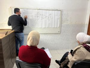 CDMC ينفذ تدريبًا مكثفًا لتطوير مهارات موظفات الإعلام وتعزيز الإنتاج الرقميغزة — في إطار جهوده المتواصلة للارتقاء بالأداء الإعلامي وتعزيز قدرات كوادره بما ينسجم مع متطلبات الإعلام الرقمي المعاصر، نفّذ مركز التنمية والإعلام المجتمعي (CDMC) تدريبًا إعلاميًا مكثفًا استهدف موظفات الإعلام في المركز، بإشراف المستشار الإعلامي للمركز الصحفي سلطان ناصر جحا.
وركّز التدريب على تطوير مهارات إنتاج الأخبار بطريقة احترافية قائمة على السرد الإنساني، وإبراز الأثر المجتمعي الذي يسعى المركز إلى إحداثه من خلال برامجه المختلفة، لا سيما تلك المتعلقة بالأمان الرقمي، والعدالة البديلة، والحد من العنف الرقمي، وحملات المناصرة الرقمية.
وتضمّنت الجلسة محاور متخصصة في كتابة الأخبار وصياغتها بأسلوب مهني يعكس السياق الإنساني والحقوقي، إلى جانب أسس التوعية الإعلامية، وآليات النشر السليم، وبناء خطط نشر فعّالة تراعي طبيعة الجمهور المستهدف وتوقيت النشر لتحقيق أوسع انتشار وتفاعل.
كما تناول التدريب تنظيم العمل الإعلامي وإدارة عملية النشر وتوزيع المهام داخل الفريق، بما يعزز التكامل المهني ويرفع كفاءة الأداء الجماعي، إضافة إلى التأكيد على أهمية الهوية البصرية للمحتوى الإعلامي ودورها في ترسيخ صورة مؤسسية موحّدة تعكس رسالة المركز وقيمه.
وشمل اليوم التدريبي عرضًا لأفكار إبداعية لإنتاج محتوى رقمي احترافي، لا سيما محتوى الفيديو القصير (ريلز) على منصات التواصل الاجتماعي، إلى جانب تدريب عملي على أساسيات المونتاج، وإنتاج الصور والتصاميم الرقمية، بما يسهم في تحسين جودة المحتوى المرئي وزيادة تأثيره وانتشاره.
ويؤكد مركز التنمية والإعلام المجتمعي أن هذا التدريب يأتي ضمن رؤيته لبناء إعلام مهني مؤثر، قادر على نقل القضايا المجتمعية والحقوقية بعمق ومسؤولية، وتقديم محتوى يجمع بين الإبداع والمصداقية، ويسهم في دعم التغيير الإيجابي وتعزيز الوعي المجتمعي.
ويواصل المركز العمل على تمكين كادره الإعلامي وتزويده بالأدوات الحديثة، إيمانًا منه بالدور المحوري للإعلام في تعزيز العدالة الاجتماعية، والدفاع عن حقوق الإنسان، وترسيخ قيم المواطنة والحرية، خصوصًا في السياقات المتأثرة بالنزاعات والأزمات.
يُذكر أن مركز التنمية والإعلام المجتمعي هو مؤسسة إعلامية وتنموية فلسطينية، تعمل منذ أكثر من عقدين على توظيف الإعلام كأداة للتغيير الاجتماعي، وتمكين الفئات المجتمعية المختلفة من أدوات التعبير الرقمي الواعي والمسؤول.