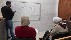 CDMC ينفذ تدريبًا مكثفًا لتطوير مهارات موظفات الإعلام وتعزيز الإنتاج الرقميغزة — في إطار جهوده المتواصلة للارتقاء بالأداء الإعلامي وتعزيز قدرات كوادره بما ينسجم مع متطلبات الإعلام الرقمي المعاصر، نفّذ مركز التنمية والإعلام المجتمعي (CDMC) تدريبًا إعلاميًا مكثفًا استهدف موظفات الإعلام في المركز، بإشراف المستشار الإعلامي للمركز الصحفي سلطان ناصر جحا.
وركّز التدريب على تطوير مهارات إنتاج الأخبار بطريقة احترافية قائمة على السرد الإنساني، وإبراز الأثر المجتمعي الذي يسعى المركز إلى إحداثه من خلال برامجه المختلفة، لا سيما تلك المتعلقة بالأمان الرقمي، والعدالة البديلة، والحد من العنف الرقمي، وحملات المناصرة الرقمية.
وتضمّنت الجلسة محاور متخصصة في كتابة الأخبار وصياغتها بأسلوب مهني يعكس السياق الإنساني والحقوقي، إلى جانب أسس التوعية الإعلامية، وآليات النشر السليم، وبناء خطط نشر فعّالة تراعي طبيعة الجمهور المستهدف وتوقيت النشر لتحقيق أوسع انتشار وتفاعل.
كما تناول التدريب تنظيم العمل الإعلامي وإدارة عملية النشر وتوزيع المهام داخل الفريق، بما يعزز التكامل المهني ويرفع كفاءة الأداء الجماعي، إضافة إلى التأكيد على أهمية الهوية البصرية للمحتوى الإعلامي ودورها في ترسيخ صورة مؤسسية موحّدة تعكس رسالة المركز وقيمه.
وشمل اليوم التدريبي عرضًا لأفكار إبداعية لإنتاج محتوى رقمي احترافي، لا سيما محتوى الفيديو القصير (ريلز) على منصات التواصل الاجتماعي، إلى جانب تدريب عملي على أساسيات المونتاج، وإنتاج الصور والتصاميم الرقمية، بما يسهم في تحسين جودة المحتوى المرئي وزيادة تأثيره وانتشاره.
ويؤكد مركز التنمية والإعلام المجتمعي أن هذا التدريب يأتي ضمن رؤيته لبناء إعلام مهني مؤثر، قادر على نقل القضايا المجتمعية والحقوقية بعمق ومسؤولية، وتقديم محتوى يجمع بين الإبداع والمصداقية، ويسهم في دعم التغيير الإيجابي وتعزيز الوعي المجتمعي.
ويواصل المركز العمل على تمكين كادره الإعلامي وتزويده بالأدوات الحديثة، إيمانًا منه بالدور المحوري للإعلام في تعزيز العدالة الاجتماعية، والدفاع عن حقوق الإنسان، وترسيخ قيم المواطنة والحرية، خصوصًا في السياقات المتأثرة بالنزاعات والأزمات.
يُذكر أن مركز التنمية والإعلام المجتمعي هو مؤسسة إعلامية وتنموية فلسطينية، تعمل منذ أكثر من عقدين على توظيف الإعلام كأداة للتغيير الاجتماعي، وتمكين الفئات المجتمعية المختلفة من أدوات التعبير الرقمي الواعي والمسؤول.