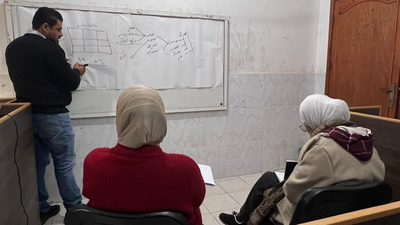 CDMC ينفذ تدريبًا مكثفًا لتطوير مهارات موظفات الإعلام وتعزيز الإنتاج الرقمي غزة — في إطار جهوده المتواصلة للارتقاء بالأداء الإعلامي وتعزيز قدرات كوادره بما ينسجم مع متطلبات الإعلام الرقمي المعاصر، نفّذ مركز التنمية والإعلام المجتمعي (CDMC) تدريبًا إعلاميًا مكثفًا استهدف موظفات الإعلام في المركز، بإشراف المستشار الإعلامي للمركز الصحفي سلطان ناصر جحا. وركّز التدريب على تطوير مهارات إنتاج الأخبار بطريقة احترافية قائمة على السرد الإنساني، وإبراز الأثر المجتمعي الذي يسعى المركز إلى إحداثه من خلال برامجه المختلفة، لا سيما تلك المتعلقة بالأمان الرقمي، والعدالة البديلة، والحد من العنف الرقمي، وحملات المناصرة الرقمية. وتضمّنت الجلسة محاور متخصصة في كتابة الأخبار وصياغتها بأسلوب مهني يعكس السياق الإنساني والحقوقي، إلى جانب أسس التوعية الإعلامية، وآليات النشر السليم، وبناء خطط نشر فعّالة تراعي طبيعة الجمهور المستهدف وتوقيت النشر لتحقيق أوسع انتشار وتفاعل. كما تناول التدريب تنظيم العمل الإعلامي وإدارة عملية النشر وتوزيع المهام داخل الفريق، بما يعزز التكامل المهني ويرفع كفاءة الأداء الجماعي، إضافة إلى التأكيد على أهمية الهوية البصرية للمحتوى الإعلامي ودورها في ترسيخ صورة مؤسسية موحّدة تعكس رسالة المركز وقيمه. وشمل اليوم التدريبي عرضًا لأفكار إبداعية لإنتاج محتوى رقمي احترافي، لا سيما محتوى الفيديو القصير (ريلز) على منصات التواصل الاجتماعي، إلى جانب تدريب عملي على أساسيات المونتاج، وإنتاج الصور والتصاميم الرقمية، بما يسهم في تحسين جودة المحتوى المرئي وزيادة تأثيره وانتشاره. ويؤكد مركز التنمية والإعلام المجتمعي أن هذا التدريب يأتي ضمن رؤيته لبناء إعلام مهني مؤثر، قادر على نقل القضايا المجتمعية والحقوقية بعمق ومسؤولية، وتقديم محتوى يجمع بين الإبداع والمصداقية، ويسهم في دعم التغيير الإيجابي وتعزيز الوعي المجتمعي. ويواصل المركز العمل على تمكين كادره الإعلامي وتزويده بالأدوات الحديثة، إيمانًا منه بالدور المحوري للإعلام في تعزيز العدالة الاجتماعية، والدفاع عن حقوق الإنسان، وترسيخ قيم المواطنة والحرية، خصوصًا في السياقات المتأثرة بالنزاعات والأزمات. يُذكر أن مركز التنمية والإعلام المجتمعي هو مؤسسة إعلامية وتنموية فلسطينية، تعمل منذ أكثر من عقدين على توظيف الإعلام كأداة للتغيير الاجتماعي، وتمكين الفئات المجتمعية المختلفة من أدوات التعبير الرقمي الواعي والمسؤول.