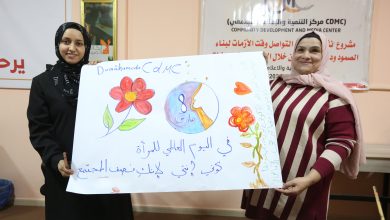 صورة الإعلام المجتمعي ينفذ جلستين دعم نفسي ل 23 صحفية  على هامش يوم المرأة العالمي مركز التنمية والإعلام المجتمعي- غزة:  نفذ مركز التنمية والإعلام المجتمعي (CDMC) جلستين للدعم النفسي الجماعي استهدفتا مجموعة من الصحفيات في قطاع غزة، في إطار جهوده لتعزيز الرعاية الذاتية والتخفيف من الضغوط النفسية المرتبطة بطبيعة العمل الصحفي في ظل الظروف الصعبة التي يعيشها القطاع. وتأتي هاتان الجلستان اختفاء باليوم العالمي للمراة، حيث  هدفتا إلى تعزيز الصحة النفسية والرفاهية العاطفية للصحافيات العاملات في بيئة مليئة بالتحديات والصدمات المرتبطة بالحرب، لتكون مساحة آمنة تساعدهن على استعادة طاقتهن النفسية والجسدية. وسادت الجلستين أجواء مليئة بالطاقة الإيجابية والضحك والتفاعل الجماعي، حيث كسرت الأنشطة التفاعلية الحواجز بين الصحفيات، وخلقت مساحة آمنة مليئة بالدعم المتبادل والمحبة، مما ساهم في تعزيز شعورهن بالطمأنينة والقوة النفسية والجسدية. وتم التركيز على الرعاية الذاتية وأدوات وتقنيات للتخفيف من الضغوط النفسية، كما أتيحت للصحافيات فرصة التعلم عن أساليب عملية للاهتمام بأنفسهن والتعامل مع ضغوط العمل الميداني اليومية بشكل أفضل. واشتملت الجلسات على أنشطة عملية، حيث كتبت الصحافيات كلمات داعمة لأنفسهن بمناسبة يوم المرأة العالمي، ما أتاح لهن التعبير عن مشاعرهن ومشاركة التجارب الشخصية في جو من الأمان والدعم. وأوضح محمد السقا منسق المشروع في CDMC: أن الجلسات استهدفت 23 صحفية، تقديراً لجهودهن الكبيرة في العمل الميداني ونقلهن للواقع رغم التحديات والضغوط المستمرة، واحتفاءً بدورهن الفاعل بمناسبة يوم المرأة العالمي، وتأكيداً على أهمية دعم الصحفيات نفسياً ومهنياً وتعزيز صمودهن واستمرارهن في أداء رسالتهن الإعلامية. وأشار منسق المشروع إلى أن هذه الجلسات تأتي في إطار حرص مركز التنمية والإعلام المجتمعي على توفير مساحات آمنة للصحفيات تتيح لهن التعبير عن تجاربهن وتبادل الخبرات، إلى جانب تزويدهن بأدوات عملية تساعد على التخفيف من الضغوط النفسية الناتجة عن طبيعة العمل الصحفي في الظروف الصعبة، بما يعزز قدرتهن على الاستمرار في أداء دورهن المهني والإنساني. يسّرت الجلستين الأخصائيتان نور أبو خليفة وحنان أبو عودة، حيث تناولتا مفهوم الرعاية الذاتية وأهمية العناية بالصحة النفسية للصحفيات في ظل الضغوط المتزايدة التي ترافق العمل الصحفي، خاصة في البيئات الصعبة، كما ناقشتا مع الصحفيات طرقاً عملية تساعدهن على فهم الضغوط النفسية والتعامل معها والتخفيف من آثارها، بما يعزز قدرتهن على الاستمرار في أداء دورهن المهني بثبات وتوازن. وعبّرت الصحفيات المشاركات عن ارتياحهن الكبير لأجواء الجلسات، مؤكدات أن هذه المساحة جاءت في وقت هنّ بأمسّ الحاجة فيه للدعم والاستماع وتبادل التجارب. وأشرن إلى أن الجلسات منحتْهن فرصة للتنفيس عن الضغوط التي تراكمت بفعل العمل الميداني والظروف الصعبة، وساعدتهن على الشعور بالاهتمام والتقدير لجهودهن، خاصة أنها تزامنت مع يوم المرأة العالمي. وتأتي جلسات الدعم النفسي الجماعي التي ينفذها الإعلام المجتمعي ضمن أنشطة مشروع “نشر العدالة والتواصل الفعّال خلال الأزمات لبناء الصمود ودعم القانون في قطاع غزة”. يُذكر أن مركز التنمية والإعلام المجتمعي (CDMC) هو مؤسسة إعلامية وتنموية فلسطينية تعمل منذ أكثر من عقدين على توظيف الإعلام كأداة للتغيير الاجتماعي، وتعزيز مبادئ حقوق الإنسان، وتمكين الفئات المجتمعية من أدوات التعبير الرقمي الواعي والمسؤول، لا سيما في البيئات المتأثرة بالنزاعات.