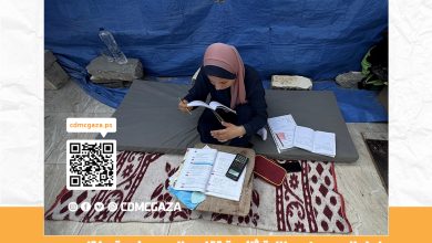 صورة لمار المدهون..  طالبة ثانوية تقاوم الحرب بخيمة وكتاب