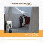 "أمومة من رحم الحرب"في قلب واحدة من أقسى مراحل حرب طوفان الأقصى 2023، وسط الخيام المهترئة كانت (أ.م) تعيش في خيمتها وسط قطاع غزة وتحمل بداخلها جنينها والكثير من الخوف والجوع والبرد، في وضع غير مهيأ للحمل، وجدت هذه الأم في خط مواجهة مع الجوع والمرض والنزوح حيث لا تولد الحياة بسهولة ولا تأتي الأرواح الجديدة إلى هذا العالم محمولة بالطمأنينة. 
يشكّل الحصار الإسرائيلي المفروض على قطاع غزة، لا سيما خلال فترة العدوان، انتهاكًا صارخًا للقانون الدولي الإنساني، خاصة اتفاقيات جنيف التي تنص على حماية المدنيين وتوفير الاحتياجات الأساسية لهم أثناء النزاعات المسلحة. 
قد أدى هذا الحصار إلى تفشي المجاعة بشكل واسع، ما عرّض الحق في الغذاء والرعاية الصحية للانتهاك الجسيم، خصوصًا للفئات الهشة كالحوامل.
 إن حرمان النساء الحوامل من التغذية الكافية والرعاية الطبية يُعد خرقًا لالتزامات إسرائيل كقوة محتلة بموجب القانون الدولي، ويتناقض مع "المادة 12" من اتفاقية القضاء على جميع أشكال التمييز ضد المرأة (سيداو)، التي تؤكد على حق المرأة في الحصول على خدمات مناسبة تتعلق بالحمل والولادة. هذه الانتهاكات الممنهجة تعكس إخفاقًا دوليًا في حماية النساء، وخصوصًا الحوامل، وتستدعي مساءلة قانونية عاجلة.
نزحت (أ.م) خلال شهور حملها خمس مرات متتالية، تنقلت خلالها بين مناطق متفرقة جنوب ووسط قطاع غزة، بعد ما كان يجبرهم الاحتلال على مغادرة الأماكن التي يتواجدوا فيها بزعم انها منطقة قتال، لتبدأ هي وزوجها بالبحث عن مأوى أكثر أمانًا، لكن كل نزوح كان يفقدها ما تبقى من استقرار.
 لم تكن الطرق ممهدة ولا الأماكن مجهزة، وكان يُجبر الفلسطينيون على السير لمسافات طويلة خلال فترة النزوح؛ لأن جيش الاحتلال كان يمنع استخدام أيّ من وسائل النقل مما يزيد من المعاناة على المواطنين.
في كل مرة تصل فيها إلى مكانٍ جديد، تبدأ من الصفر: لا طعام، لا خصوصية، ولا رعاية صحية تليق بامرأة على وشك الولادة. تقول: "كنت أحمل بداخلي روح، وقلبي باليد الثانية. كل مرة كأني بولد من جديد، بس بدون طفل… بولد خوف، ووجع، وعدم أمان، هذا التنقل المتكرر أرهق جسدي، وترك أثر نفسي عميق، صرت أخاف أتعود على المكان واستقر لأني راح اتفاجئ بعدها بنزوح جديد"
وأضافت "في النزوح لا أملك سوى قلبٍ ممتلئ بالخوف ويدين فارغتين وفي كل محطة كنت أخسر القليل مما نجحت بتأمينه من احتياجات بسيطة لطفلي المنتظر: حفاضات، ملابس، عبوة حليب كل شيء يتبخر مع كل انتقال قسري؛ لأن الجيش ما كان يسمح لنا بحمل إلا حقيبة واحدة"
وسط مجاعة خانقة، وحيرة كبيرة في كيفية توفير الطعام في ظروف صعبة، قرر زوجها المجازفة والذهاب لأماكن توزيع المساعدات للحصول على الطعام لزوجته وجنينها في مناطق يدعي الاحتلال الإسرائيلي أنها آمنة ولكنها كانت شديدة الخطورة، فقط ليؤمّن لها بعض الطعام. غادر وهي تنظر إليه بقلق وخوف، تدعو أن يعود سالمًا. وبعد ساعات طويلة من الانتظار، عاد مصابًا بشظية في قدمه، يعرج ويتألم، لكنه كان يحمل في يده بضع علب معلبات تمكّن من الحصول عليها بصعوبة 
تعد واحدة من أبشع المجازر التي وثّقت استخفاف الاحتلال الإسرائيلي بالحياة الإنسانية، أقدم الجيش الإسرائيلي على إطلاق النار بشكل مباشر على آلاف المدنيين الذين كانوا يتجمعون قرب منطقة المساعدات الأميركية وسط قطاع غزة حسب ما قال زوجها: "كنت من ضمن الأشخاص اللي دفعهم الجوع والانهيار الكامل إلى المخاطرة بحياتي بحثًا عن كيس دقيق، ورغم أننا لم نشكل أي تهديد، إلا أن جنود الاحتلال الإسرائيلي أطلقوا النار علينا بدمٍ بارد، ما أسفر عن استشهاد وإصابة المئات وأنا كنت من ضمنهم، في مشهدٍ صادم يعكس الاستهتار المتعمد بالقانون الدولي الإنساني، وخصوصًا مبدأ حماية المدنيين في مناطق النزاع"
 هذه المجزرة ليست فقط جريمة حرب، بل دليل صارخ على كيف يُحوَّل الجوع إلى فخّ قاتل في وجه من يسعى للبقاء على قيد الحياة. تقول الزوجة: "ما قدرت أفرح بالأكل دمه كان عالعلبة، حسّيت إني بخسر كل شي عشان نعيش يوم بس، كانت هذه اللحظة مزيجًا مؤلمًا من الفقد والخوف، تجسيدًا حيًّا لمعاناة الكثير من العائلات التي تخاطر بأبنائها او أزواجها من أجل البقاء وسط الجوع والحرب والقصف"
وكانت (أ.م) تكافح يوميًا لتأمين لقمة تسد بها جوعها وتحافظ على حياتها وحياة جنينها، حيث ذهبت في إحدى المرات إلى الإنزال الجوي للمساعدات الغذائية، حيث جاءت عمليات الإنزال الجوي كمحاولة دولية لإدخال المساعدات الإنسانية إلى غزة بعد انهيار سبل إيصالها برًا بسبب الحصار والعدوان المتواصل، لكنها تحوّلت من وسيلة نجاة إلى مصدر خطر قاتل. فبدلاً من أن تُنقذ الأرواح، تسببت في سقوط شهداء وجرحى بين المدنيين، بسبب إسقاط الطرود من ارتفاعات عالية أو في مناطق مكتظة وغير آمنة. لم تكن عملية الإنزال مدروسة أو موجهة بدقة، بل جاءت عشوائية، فقتل البعض تحت حاويات المساعدات الثقيلة، وآخرون غرقوا في البحر وهم يحاولون الوصول إليها. كما دفعت المجاعة الشديدة الأهالي، وبينهم نساء حوامل وأطفال، للجري خلفها وسط حالة من الفوضى، ما أدى إلى حالات دهس وتدافع وانهيار أرضي في بعض المناطق. بدل أن تكون الإنزال الجوي حلاً، عرّى هذا الأسلوب فشل المجتمع الدولي في إيجاد آلية آمنة ومنظمة لحماية المدنيين وتقديم المساعدات بطريقة تحفظ كرامتهم وأرواحهم. قررت رغم حملها أن تحاول اللحاق بالمكان على أمل أن تحصل على أي شيء يسند جسدها المنهك، وكانت تمضي الأيام أحيانًا بلا طعام، تكتفي بالماء إن وُجد، وتخبئ ما تبقى من قوتها للحظة الولادة.  
تقول: "مشيت بصعوبة وأنا حامل، وكل جسمي يوجعني، بس الأمل كان أقوى من الخوف، لكني لم أستطع الوصول؛ فالحصول على المساعدات كان يتطلب الجري والاندفاع بين الحشود، وأنا ما تحملت فعدت خائبة ببكي من التعب والجوع والخذلان".
في إحدى ليالي الحرب الباردة، اشتدّت آلام المخاض على السيدة (أ.م) داخل خيمتها المهترئة، بلا مساعدة طبية أو وسيلة نقل. لم يكن أمامها هي وزوجها سوى أن يمشوا مسافة 7كيلو متر للوصول إلى مستشفى العودة في مخيم النصيرات وسط قطاع غزة، وسط الظلام والخوف وانعدام الأمان.  
عند وصولهم، لم تجد سريرًا ولا طبيبة تستقبلها، فاضطرت أن تلد في ممر المستشفى، محاطة بأصوات الجرحى وصيحات المصابين، دون أدنى خصوصية أو دعم.  
وما إن وضعت طفلها حتى أُخذ منها فورًا دون تفسير، لتعيش لحظات من الرعب والارتباك. بعد وقت طويل، أخبرها الطبيب أن الجنين يعاني من صعوبة في التنفس وعدم انتظام في دقات القلب، بسبب سوء تغذيتها ونقص الرعاية طوال فترة الحمل.  
وضعت طفلها وسط حالة متقدمة من سوء التغذية، ما تسبب له بمضاعفات صحية خطيرة، أبرزها انخفاض حاد في الوزن ومؤشرات على سوء تغذية حاد منذ أيامه الأولى.  
تقول بصوت خافت أنهكه التعب: "ما قدرت أوفّر له حليب، كنت أعصر من صدري وأنا جوعانة، حتى الدواء ما كان موجود. بكاؤه كان يزيد وجعي... الأمومة بالحرب مش بس وجع، هي إحساس دائم بالعجز."
في خيمة النزوح التي تقيم فيها الآن، تغيب أدنى مقومات الحياة الكريمة، خيمة مهترئة لا تصدّ بردًا ولا حرًّا، وأرضية رملية تزيد من صعوبة التنقل والعناية بطفل يحتاج لكل لحظة رعاية.  
تتابع: "كنت أغير له بماء بارد، وأحيانًا بلا ماء. أضطر أستخدم قطع قماش بدل الحفاضات. لا في حمام نظيف، ولا مي صالحة للشرب أو التنظيف."
لكن ما يؤلمها أكثر من الجوع والمرض، هو الألم النفسي الذي لا يفارقها، تعاني من نوبات بكاء متكررة، وشعور عميق بالوحدة والانكسار، لكنها تواصل المقاومة بصمت، وتحمل طفلها كأمل صغير في قلب كبير يعاني بصبر.
