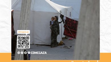 صورة “أمومة من رحم الحرب” في قلب واحدة من أقسى مراحل حرب طوفان الأقصى 2023، وسط الخيام المهترئة كانت (أ.م) تعيش في خيمتها وسط قطاع غزة وتحمل بداخلها جنينها والكثير من الخوف والجوع والبرد، في وضع غير مهيأ للحمل، وجدت هذه الأم في خط مواجهة مع الجوع والمرض والنزوح حيث لا تولد الحياة بسهولة ولا تأتي الأرواح الجديدة إلى هذا العالم محمولة بالطمأنينة. يشكّل الحصار الإسرائيلي المفروض على قطاع غزة، لا سيما خلال فترة العدوان، انتهاكًا صارخًا للقانون الدولي الإنساني، خاصة اتفاقيات جنيف التي تنص على حماية المدنيين وتوفير الاحتياجات الأساسية لهم أثناء النزاعات المسلحة. قد أدى هذا الحصار إلى تفشي المجاعة بشكل واسع، ما عرّض الحق في الغذاء والرعاية الصحية للانتهاك الجسيم، خصوصًا للفئات الهشة كالحوامل. إن حرمان النساء الحوامل من التغذية الكافية والرعاية الطبية يُعد خرقًا لالتزامات إسرائيل كقوة محتلة بموجب القانون الدولي، ويتناقض مع “المادة 12” من اتفاقية القضاء على جميع أشكال التمييز ضد المرأة (سيداو)، التي تؤكد على حق المرأة في الحصول على خدمات مناسبة تتعلق بالحمل والولادة. هذه الانتهاكات الممنهجة تعكس إخفاقًا دوليًا في حماية النساء، وخصوصًا الحوامل، وتستدعي مساءلة قانونية عاجلة. نزحت (أ.م) خلال شهور حملها خمس مرات متتالية، تنقلت خلالها بين مناطق متفرقة جنوب ووسط قطاع غزة، بعد ما كان يجبرهم الاحتلال على مغادرة الأماكن التي يتواجدوا فيها بزعم انها منطقة قتال، لتبدأ هي وزوجها بالبحث عن مأوى أكثر أمانًا، لكن كل نزوح كان يفقدها ما تبقى من استقرار. لم تكن الطرق ممهدة ولا الأماكن مجهزة، وكان يُجبر الفلسطينيون على السير لمسافات طويلة خلال فترة النزوح؛ لأن جيش الاحتلال كان يمنع استخدام أيّ من وسائل النقل مما يزيد من المعاناة على المواطنين. في كل مرة تصل فيها إلى مكانٍ جديد، تبدأ من الصفر: لا طعام، لا خصوصية، ولا رعاية صحية تليق بامرأة على وشك الولادة. تقول: “كنت أحمل بداخلي روح، وقلبي باليد الثانية. كل مرة كأني بولد من جديد، بس بدون طفل… بولد خوف، ووجع، وعدم أمان، هذا التنقل المتكرر أرهق جسدي، وترك أثر نفسي عميق، صرت أخاف أتعود على المكان واستقر لأني راح اتفاجئ بعدها بنزوح جديد” وأضافت “في النزوح لا أملك سوى قلبٍ ممتلئ بالخوف ويدين فارغتين وفي كل محطة كنت أخسر القليل مما نجحت بتأمينه من احتياجات بسيطة لطفلي المنتظر: حفاضات، ملابس، عبوة حليب كل شيء يتبخر مع كل انتقال قسري؛ لأن الجيش ما كان يسمح لنا بحمل إلا حقيبة واحدة” وسط مجاعة خانقة، وحيرة كبيرة في كيفية توفير الطعام في ظروف صعبة، قرر زوجها المجازفة والذهاب لأماكن توزيع المساعدات للحصول على الطعام لزوجته وجنينها في مناطق يدعي الاحتلال الإسرائيلي أنها آمنة ولكنها كانت شديدة الخطورة، فقط ليؤمّن لها بعض الطعام. غادر وهي تنظر إليه بقلق وخوف، تدعو أن يعود سالمًا. وبعد ساعات طويلة من الانتظار، عاد مصابًا بشظية في قدمه، يعرج ويتألم، لكنه كان يحمل في يده بضع علب معلبات تمكّن من الحصول عليها بصعوبة تعد واحدة من أبشع المجازر التي وثّقت استخفاف الاحتلال الإسرائيلي بالحياة الإنسانية، أقدم الجيش الإسرائيلي على إطلاق النار بشكل مباشر على آلاف المدنيين الذين كانوا يتجمعون قرب منطقة المساعدات الأميركية وسط قطاع غزة حسب ما قال زوجها: “كنت من ضمن الأشخاص اللي دفعهم الجوع والانهيار الكامل إلى المخاطرة بحياتي بحثًا عن كيس دقيق، ورغم أننا لم نشكل أي تهديد، إلا أن جنود الاحتلال الإسرائيلي أطلقوا النار علينا بدمٍ بارد، ما أسفر عن استشهاد وإصابة المئات وأنا كنت من ضمنهم، في مشهدٍ صادم يعكس الاستهتار المتعمد بالقانون الدولي الإنساني، وخصوصًا مبدأ حماية المدنيين في مناطق النزاع” هذه المجزرة ليست فقط جريمة حرب، بل دليل صارخ على كيف يُحوَّل الجوع إلى فخّ قاتل في وجه من يسعى للبقاء على قيد الحياة. تقول الزوجة: “ما قدرت أفرح بالأكل دمه كان عالعلبة، حسّيت إني بخسر كل شي عشان نعيش يوم بس، كانت هذه اللحظة مزيجًا مؤلمًا من الفقد والخوف، تجسيدًا حيًّا لمعاناة الكثير من العائلات التي تخاطر بأبنائها او أزواجها من أجل البقاء وسط الجوع والحرب والقصف” وكانت (أ.م) تكافح يوميًا لتأمين لقمة تسد بها جوعها وتحافظ على حياتها وحياة جنينها، حيث ذهبت في إحدى المرات إلى الإنزال الجوي للمساعدات الغذائية، حيث جاءت عمليات الإنزال الجوي كمحاولة دولية لإدخال المساعدات الإنسانية إلى غزة بعد انهيار سبل إيصالها برًا بسبب الحصار والعدوان المتواصل، لكنها تحوّلت من وسيلة نجاة إلى مصدر خطر قاتل. فبدلاً من أن تُنقذ الأرواح، تسببت في سقوط شهداء وجرحى بين المدنيين، بسبب إسقاط الطرود من ارتفاعات عالية أو في مناطق مكتظة وغير آمنة. لم تكن عملية الإنزال مدروسة أو موجهة بدقة، بل جاءت عشوائية، فقتل البعض تحت حاويات المساعدات الثقيلة، وآخرون غرقوا في البحر وهم يحاولون الوصول إليها. كما دفعت المجاعة الشديدة الأهالي، وبينهم نساء حوامل وأطفال، للجري خلفها وسط حالة من الفوضى، ما أدى إلى حالات دهس وتدافع وانهيار أرضي في بعض المناطق. بدل أن تكون الإنزال الجوي حلاً، عرّى هذا الأسلوب فشل المجتمع الدولي في إيجاد آلية آمنة ومنظمة لحماية المدنيين وتقديم المساعدات بطريقة تحفظ كرامتهم وأرواحهم. قررت رغم حملها أن تحاول اللحاق بالمكان على أمل أن تحصل على أي شيء يسند جسدها المنهك، وكانت تمضي الأيام أحيانًا بلا طعام، تكتفي بالماء إن وُجد، وتخبئ ما تبقى من قوتها للحظة الولادة. تقول: “مشيت بصعوبة وأنا حامل، وكل جسمي يوجعني، بس الأمل كان أقوى من الخوف، لكني لم أستطع الوصول؛ فالحصول على المساعدات كان يتطلب الجري والاندفاع بين الحشود، وأنا ما تحملت فعدت خائبة ببكي من التعب والجوع والخذلان”. في إحدى ليالي الحرب الباردة، اشتدّت آلام المخاض على السيدة (أ.م) داخل خيمتها المهترئة، بلا مساعدة طبية أو وسيلة نقل. لم يكن أمامها هي وزوجها سوى أن يمشوا مسافة 7كيلو متر للوصول إلى مستشفى العودة في مخيم النصيرات وسط قطاع غزة، وسط الظلام والخوف وانعدام الأمان. عند وصولهم، لم تجد سريرًا ولا طبيبة تستقبلها، فاضطرت أن تلد في ممر المستشفى، محاطة بأصوات الجرحى وصيحات المصابين، دون أدنى خصوصية أو دعم. وما إن وضعت طفلها حتى أُخذ منها فورًا دون تفسير، لتعيش لحظات من الرعب والارتباك. بعد وقت طويل، أخبرها الطبيب أن الجنين يعاني من صعوبة في التنفس وعدم انتظام في دقات القلب، بسبب سوء تغذيتها ونقص الرعاية طوال فترة الحمل. وضعت طفلها وسط حالة متقدمة من سوء التغذية، ما تسبب له بمضاعفات صحية خطيرة، أبرزها انخفاض حاد في الوزن ومؤشرات على سوء تغذية حاد منذ أيامه الأولى. تقول بصوت خافت أنهكه التعب: “ما قدرت أوفّر له حليب، كنت أعصر من صدري وأنا جوعانة، حتى الدواء ما كان موجود. بكاؤه كان يزيد وجعي… الأمومة بالحرب مش بس وجع، هي إحساس دائم بالعجز.” في خيمة النزوح التي تقيم فيها الآن، تغيب أدنى مقومات الحياة الكريمة، خيمة مهترئة لا تصدّ بردًا ولا حرًّا، وأرضية رملية تزيد من صعوبة التنقل والعناية بطفل يحتاج لكل لحظة رعاية. تتابع: “كنت أغير له بماء بارد، وأحيانًا بلا ماء. أضطر أستخدم قطع قماش بدل الحفاضات. لا في حمام نظيف، ولا مي صالحة للشرب أو التنظيف.” لكن ما يؤلمها أكثر من الجوع والمرض، هو الألم النفسي الذي لا يفارقها، تعاني من نوبات بكاء متكررة، وشعور عميق بالوحدة والانكسار، لكنها تواصل المقاومة بصمت، وتحمل طفلها كأمل صغير في قلب كبير يعاني بصبر.