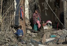 صورة  أمشي ولا أرى بين الركام والظلمة .. حكاية أمل الكفيفة التي تبحث عن النجاة