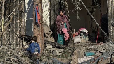 صورة  أمشي ولا أرى بين الركام والظلمة .. حكاية أمل الكفيفة التي تبحث عن النجاة