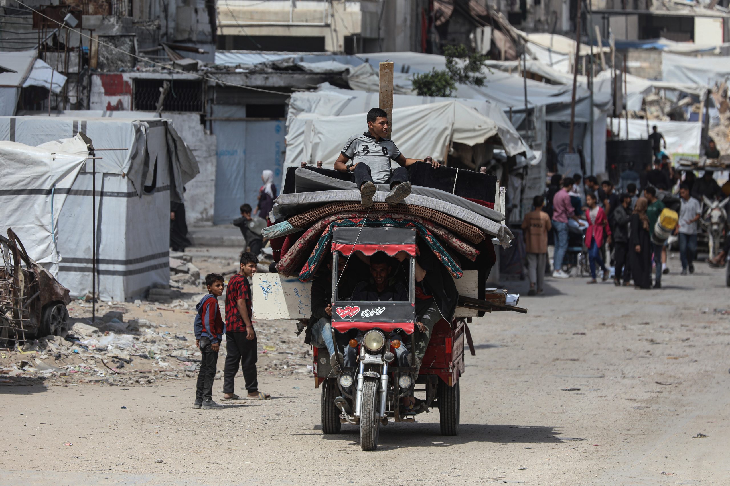 شهادات من غزة: العمل في زمن الحرب بين الحاجة وضياع الحقوق الوظيفية