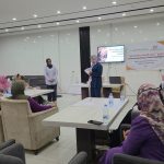 الأكاديميات في قطاع غزة يشاركن في جلسة توجيه لتعزيز الحقوق والحماية والسلامة الشخصية**نفّذ مركز التنمية والإعلام المجتمعي (CDMC)، جلسة توجيه هدفت الى تعزيز معارف الأكاديميات بمفاهيم الحماية والسلامة الشخصية، وتمكينهن من مواجهة التحديات التي فرضتها الحرب على المستويين المهني والشخصي، ضمن أنشطة مشروع **"تمكين الأصوات وحماية الحقوق"**. 

ويسّرت الجلسة الدكتورة **سامية الغصين**، التي تناولت مجموعة من المحاور المرتبطة بالسلامة الشخصية في حالات الطوارئ، والأمن الرقمي والحماية عبر الإنترنت، والإسعاف النفسي الأولي وأهمية الدعم النفسي والاجتماعي، إلى جانب الحماية من العنف القائم على النوع الاجتماعي، من خلال طرح أدوات عملية تساعد الأكاديميات على حماية أنفسهن وتعزيز قدرتهن على الصمود والاستمرار في أداء أدوارهن الأكاديمية.

واعتمدت الجلسة على منهجية تشاركية، من خلال مجموعات عمل ناقشت أبرز التحديات والمخاطر التي تواجه الأكاديميات الفلسطينيات في ظل الحرب، والآليات الممكنة للتعامل معها، إضافة إلى تحديد شبكات الدعم المجتمعي والمؤسسي التي يمكن الاستناد إليها خلال فترات الطوارئ.

وأشارت المشاركات إلى أن واقع الحرب فرض تحديات متشابكة أثرت بصورة مباشرة على حياتهن المهنية والنفسية، كان أبرزها الخوف المستمر من القصف أثناء التنقل إلى أماكن العمل، وانتشار الحيوانات الضالة والمفترسة، والخشية من المجهول وعدم القدرة على التخطيط للمستقبل، إلى جانب النزوح المتكرر، وفقدان الاحتياجات الأساسية كالمياه والكهرباء والغاز، وانقطاع خدمات الاتصالات والإنترنت، وفقدان الأجهزة الإلكترونية التي يعتمدن عليها في التدريس والتواصل مع الطلبة.

كما أكدت الأكاديميات أن الحرب ألقت بظلالها على المنظومة التعليمية، من خلال تعطيل العملية التعليمية، وفقدان الروتين اليومي، وتراجع الدافعية والشغف لمواصلة العمل الأكاديمي، فضلًا عن الأعباء الجسدية الناتجة عن انعدام وسائل المواصلات، والآثار النفسية الناجمة عن انهيار المنظومة التعليمية وتراجع القيم الاجتماعية، الأمر الذي انعكس على جودة التعليم وعلى الحالة النفسية للأكاديميات والطلبة على حد سواء.

وتطرقت النقاشات إلى التحديات الاقتصادية التي تواجه الأكاديميات، حيث تعتمد نسبة كبيرة منهن على نظام العمل بالساعات، بينما تتقاضى العديد من الأكاديميات المثبتات جزءًا من مستحقاتهن المالية، في وقت اتجهت فيه بعض الجامعات إلى الاستعانة بأكاديميين من خارج قطاع غزة أو توزيع أدوار إضافية على الكادر الأكاديمي، ما زاد من حجم الضغوط المهنية والاقتصادية.

وفي إطار البحث عن حلول عملية، طرحت المشاركات عددًا من التوصيات، أبرزها الاستمرار في تنفيذ الورش والجلسات الحوارية التي توفر مساحات للدعم والتشبيك، وإنشاء حاضنات عمل مجهزة تُمكّن الأكاديميات من أداء مهامهن التدريسية والتواصل مع الطلبة، إلى جانب بناء شراكات مع الجامعات لإتاحة فرص تدريس مدفوعة الأجر تحفظ كرامتهن المهنية وتدعم استقرارهن الاقتصادي.

كما أكدت الجلسة أهمية توفير الدعم النفسي والاجتماعي للأكاديميات باعتباره أحد مقومات استعادة التوازن وتعزيز الصمود النفسي، وأهمية تضامن النساء مع بعضهن البعض في مواجهة العنف القائم على النوع الاجتماعي. وفي محور الأمن الرقمي، جرى التأكيد على ضرورة تجهيز حقيبة طوارئ رقمية، وأرشفة الوثائق المهمة ورقيًا وإلكترونيًا، والتحقق من موثوقية المواقع الإلكترونية، وتجنب فتح الروابط مجهولة المصدر أو مشاركة البيانات الشخصية عبر منصات غير آمنة.

وتأتي هذه الجلسة ضمن سلسلة من الأنشطة التي ينفذها مركز التنمية والإعلام المجتمعي (CDMC) في إطار مشروع **"تمكين الأصوات وحماية الحقوق"** بالشراكة مع مؤسسة هاينرش بُل الألمانية، دعمًا لصمود الأكاديميات الفلسطينيات وتعزيز قدراتهن على مواصلة دورهن التعليمي والمجتمعي في ظل الظروف الاستثنائية التي يشهدها قطاع غزة. ومن المقرر أن يعقد المركز جلسة مماثلة خلال الفترة المقبلة في جنوب قطاع غزة، تستهدف مجموعة أخرى من الأكاديميات الفلسطينيات.
ويأتي تنظيم هذه الجلسة امتدادًا لجهود مركز التنمية والإعلام المجتمعي (CDMC) في دعم الأكاديميات الفلسطينيات وتعزيز حضورهن في القطاع الأكاديمي. وعمل المركز خلال السنوات الماضية على إنشاء هيئة الأكاديميات الجامعيات، بهدف تعزيز دور الأكاديميات وإعلاء صوتهن في الأوساط الأكاديمية والتعليمية، إلى جانب الدفاع عن حقوقهن وإبراز القضايا والتحديات التي تواجههن.

كما أنجز المركز عددًا من الدراسات والتقارير البحثية خلال عامي 2020، و2022 التي تناولت واقع الأكاديميات الفلسطينيات في الجامعات، وسلطت الضوء على التحديات المهنية والاقتصادية والاجتماعية التي تواجههن، بما يسهم في إنتاج معرفة تستند إلى الأدلة، وتعزيز جهود المناصرة الهادفة إلى تحسين بيئة عمل الأكاديميات وضمان وصولهن إلى فرص عادلة وآمنة.
يُذكر أن مركز التنمية والإعلام المجتمعي هو مؤسسة إعلامية وتنموية فلسطينية، تعمل منذ حوالي عقدين على توظيف الإعلام كأداة للتغيير الاجتماعي، وتمكين الفئات المجتمعية المختلفة من أدوات التعبير الرقمي الواعي والمسؤول.