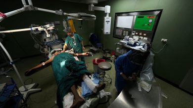 صورة “الناجي الوحيد”.. حكيم فلسطيني يحول فجيعته بفقد عائلته إلى كتاب يخلد الذاكرة  “ولكن شيبتني الوقائع”… شهادة رجل فقد أسرته في غزة