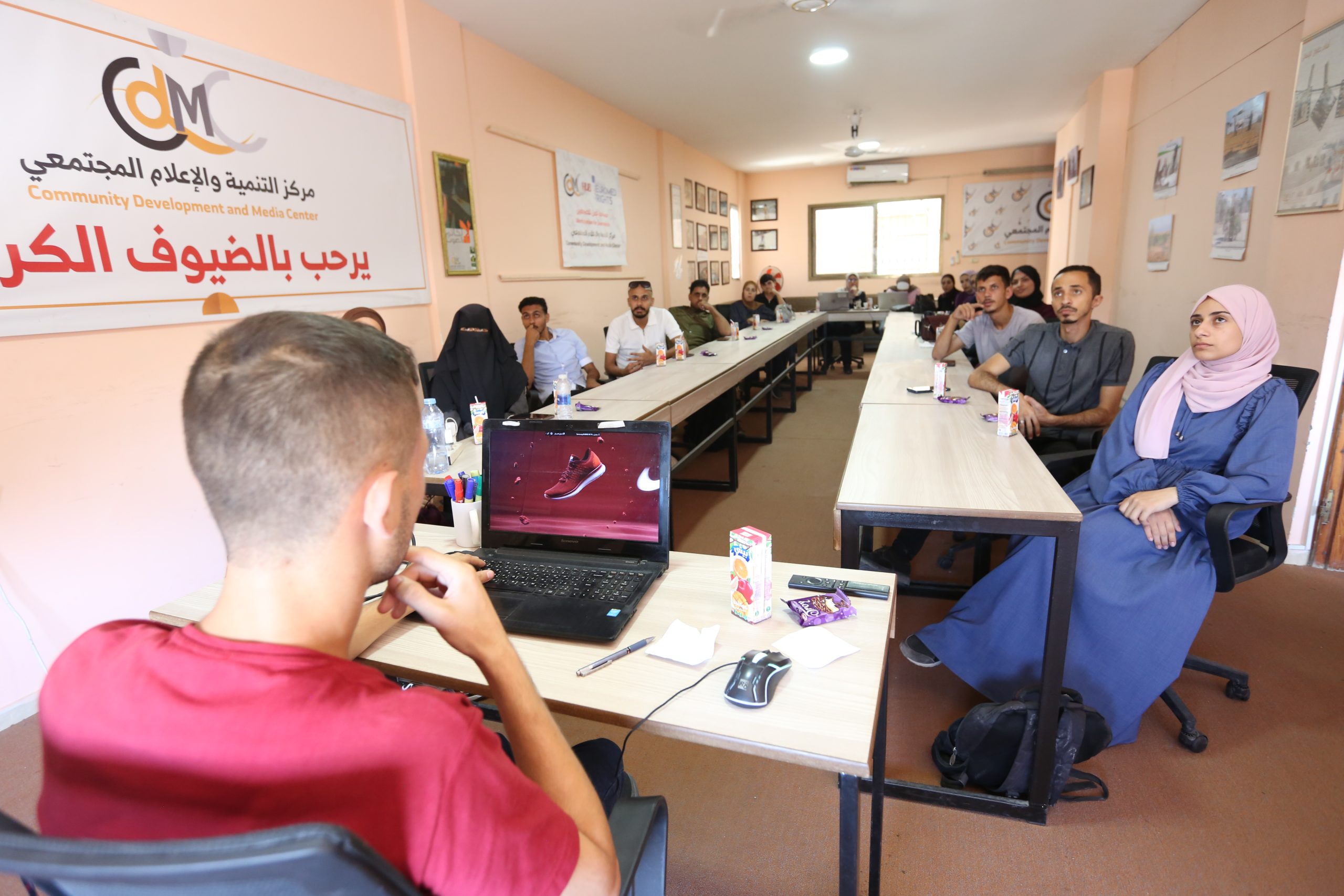 مركز التنمية والإعلام المجتمعي ينفذ جلسة توجيهية لسفرائه حول توظيف الذكاء الاصطناعي في العمل الإعلامي