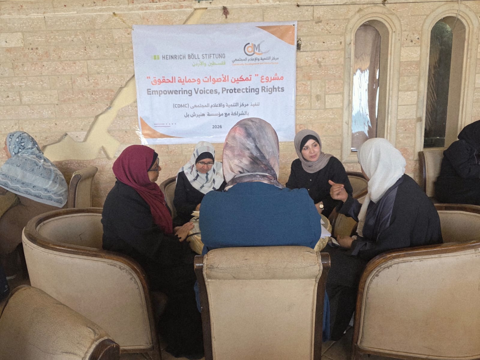 بعد التشييك عليه من ايمان مركز التنمية والإعلام المجتمعي (CDMC) يضع اللمسات الأخيرة لإطلاق مبادرة «مجلس الرؤية الرقمية للحماية والتعليم العادل للنساء» في إطار جهوده المستمرة لتعزيز صمود النساء الأكاديميات وحماية حقوقهن في ظل الأزمات الممتدة، أعلن مركز التنمية والإعلام المجتمعي (CDMC) عن استكمال التجهيزات النهائية لإطلاق مبادرة حقوقية عامة تحت عنوان «مجلس الرؤية الرقمية للحماية والتعليم العادل للنساء». وتأتي هذه المبادرة كنشاط رابع ومفصلي ضمن مشروع «تمكين الأصوات وحماية الحقوق»، الممول من مؤسسة هينرش بل (Heinrich Böll Stiftung). وتهدف المبادرة إلى توفير منصة رقمية مبتكرة (Vision Board) تقودها النساء الأكاديميات بأنفسهن؛ لمناصرة قضايا التعليم والحماية العادلة بين الجنسين في قطاع غزة المتضرر من الحرب. وتعتمد فكرة «مجلس الرؤية الرقمية» على نشر سلسلة من المواد البصرية والمنشورات الملهمة التي تعكس التجارب الشخصية الحية للطالبات والعاملات في قطاع التعليم. من الاستعداد إلى التنفيذ: قيادة نسوية للمناصرة الرقمية وقد سبقت مرحلة الإطلاق سلسلة من التحضيرات المكثفة؛ حيث عقد المركز لقاءات تخطيطية موسعة ضمت العشرات من الأكاديميات وسفيرات حقوق الإنسان. وأسفرت هذه اللقاءات عن اختيار قيادة ثلاثية للحملة تتمثل في: د. منال البحيصي، أ. سماهر الخزندار، ود. إيمان حرز، لتولي مسؤولية إدارة النقاشات الرقمية، وجمع التعليقات، وتحفيز الجمهور على المشاركة الفاعلة. وفي هذا السياق، يعكف المركز حاليًا، بالتعاون مع مصممين مختصين، على إنتاج تصاميم بصرية احترافية تبرز التحديات والمخاطر في بيئة التعليم، وتوثق قصص النجاح، وتطرح حلولًا عملية لضمان الوصول إلى بيئات تعليمية آمنة، خاصة مع تحديات النزوح والانتقال إلى التعليم الرقمي. نحو تحويل النقاش إلى سياسات قابلة للتطبيق وأكد المركز أن المبادرة لا تتوقف عند حدود النشر الرقمي؛ بل تسعى إلى خلق حراك مجتمعي تفاعلي، حيث ستقوم قائدات الحملة بجمع ورصد كافة النقاشات والآراء الواردة من المتابعين والطلاب والأكاديميين، لصياغتها في «مسودة ورقة توصيات». ومن المقرر أن تُعرض هذه المسودة للنقاش المعمق في حلقة حوارية (ويبنار) هجينة، تجمع ممثلين عن المجتمع المدني والجامعات ومنظمات حقوق الإنسان، لتُتوَّج المبادرة بإصدار وثيقة توصيات شاملة، سيتم نشرها للرأي العام ومشاركتها رسميًا مع رؤساء الجامعات وصناع القرار، لتعزيز أطر الحماية والمساءلة. ويدعو مركز التنمية والإعلام المجتمعي كافة الفاعلين والطلاب والأكاديميين إلى متابعة منصاته الرقمية خلال الأيام القادمة، والمشاركة الفاعلة في صياغة رؤية مشتركة تحمي الحقوق التعليمية للنساء في غزة. يُذكر أن مركز التنمية والإعلام المجتمعي (CDMC) مؤسسة فلسطينية تعمل على توظيف الإعلام كأداة للتغيير الاجتماعي، وتمكين الفئات المجتمعية من أدوات التعبير الرقمي الواعي والمسؤول.