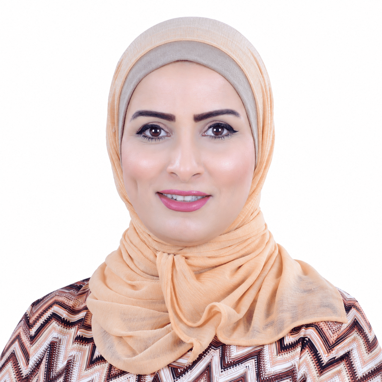 أ. لينا الريزي.. "المرأة الحديدية" تنتزع حلمها الأكاديمي بين النزوح والقصف