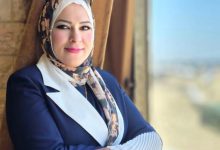 صورة د.مايسة حلس.. حين تحولت الخيام إلى مدارس والركام إلى أمل