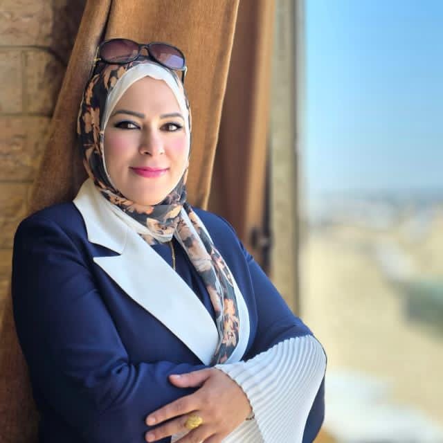 د.مايسة حلس.. حين تحولت الخيام إلى مدارس والركام إلى أمل