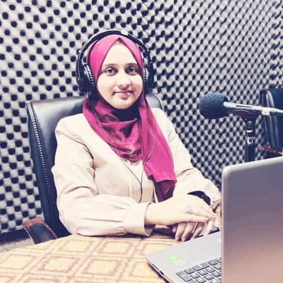 بين النزوح والدراسة.. أ.صابرين تواصل حلمها