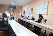 مركز التنمية والإعلام المجتمعي ينفّذ جلستين تدريبيتين لتطوير القصص الصحفية ضمن مشروع «تعزيز المساءلة الدولية» مركز التنمية والإعلام المجتمعي- غزة: نفّذ مركز التنمية والإعلام المجتمعي في مقره بمدينتي غزة ودير البلح جلستي تدريب" عصف ذهني" للصحفيات والصحفيين المشاركين ضمن مشروع «تعزيز المساءلة الدولية، وحماية حقوق الإنسان، وتعزيز الفضاء المدني في قطاع غزة»، لمناقشة وتطوير أفكار قصص صحفية مستمدة من الميدان، واختيار الموضوعات التي تلامس القضايا الإنسانية والحقوقية.   وشكّلت الجلستان مساحتَي تفاعل لمراجعة الأفكار التي حملها المشاركون من تجاربهم وملاحظاتهم في الميدان، ومناقشة مدى ارتباطها بالسياق الحالي، وإمكانية تطويرها إلى قصص صحفية قادرة على الجمع بين التناول الإعلامي والجانب القانوني. #الحماية_حق #cdmcgaza وناقش المشاركون، بإشراف المستشار الإعلامي سامي أبو سالم، زوايا مختلفة للقصص المقترحة، وآليات تطويرها بما يضمن وضوح الفكرة، وقوة المعالجة، مراعاة المبادئ المهنية والحقوقية في جمع المعلومات ورواية القصص. وتأتي هاتان الجلستان، استكمالًا لجلسات توجيهية سابقة تلقاها المشاركون في مدينة غزة ودير البلح حول كتابة القصة الصحفية والأنسنة، بما يعزز قدرتهم على الانتقال من الفكرة الأولية إلى معالجة مهنية تراعي البعد الإنساني والحقوقي. ويُذكر أن مركز التنمية والإعلام المجتمعي (CDMC) مؤسسة إعلامية وتنموية فلسطينية توظف الإعلام في التغيير الاجتماعي، وتعزيز حقوق الإنسان والعدالة والمواطنة، وتمكين الفئات المجتمعية من أدوات التعبير الرقمي الفعّال.