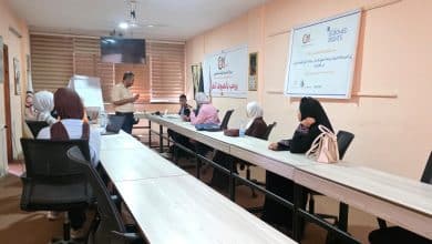 مركز التنمية والإعلام المجتمعي ينفّذ جلستين تدريبيتين لتطوير القصص الصحفية ضمن مشروع «تعزيز المساءلة الدولية» مركز التنمية والإعلام المجتمعي- غزة: نفّذ مركز التنمية والإعلام المجتمعي في مقره بمدينتي غزة ودير البلح جلستي تدريب" عصف ذهني" للصحفيات والصحفيين المشاركين ضمن مشروع «تعزيز المساءلة الدولية، وحماية حقوق الإنسان، وتعزيز الفضاء المدني في قطاع غزة»، لمناقشة وتطوير أفكار قصص صحفية مستمدة من الميدان، واختيار الموضوعات التي تلامس القضايا الإنسانية والحقوقية.   وشكّلت الجلستان مساحتَي تفاعل لمراجعة الأفكار التي حملها المشاركون من تجاربهم وملاحظاتهم في الميدان، ومناقشة مدى ارتباطها بالسياق الحالي، وإمكانية تطويرها إلى قصص صحفية قادرة على الجمع بين التناول الإعلامي والجانب القانوني. #الحماية_حق #cdmcgaza وناقش المشاركون، بإشراف المستشار الإعلامي سامي أبو سالم، زوايا مختلفة للقصص المقترحة، وآليات تطويرها بما يضمن وضوح الفكرة، وقوة المعالجة، مراعاة المبادئ المهنية والحقوقية في جمع المعلومات ورواية القصص. وتأتي هاتان الجلستان، استكمالًا لجلسات توجيهية سابقة تلقاها المشاركون في مدينة غزة ودير البلح حول كتابة القصة الصحفية والأنسنة، بما يعزز قدرتهم على الانتقال من الفكرة الأولية إلى معالجة مهنية تراعي البعد الإنساني والحقوقي. ويُذكر أن مركز التنمية والإعلام المجتمعي (CDMC) مؤسسة إعلامية وتنموية فلسطينية توظف الإعلام في التغيير الاجتماعي، وتعزيز حقوق الإنسان والعدالة والمواطنة، وتمكين الفئات المجتمعية من أدوات التعبير الرقمي الفعّال.