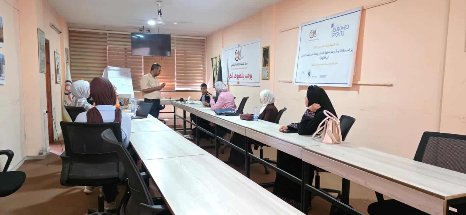 مركز التنمية والإعلام المجتمعي ينفّذ جلستين تدريبيتين لتطوير القصص الصحفية ضمن مشروع «تعزيز المساءلة الدولية» مركز التنمية والإعلام المجتمعي- غزة: نفّذ مركز التنمية والإعلام المجتمعي في مقره بمدينتي غزة ودير البلح جلستي تدريب" عصف ذهني" للصحفيات والصحفيين المشاركين ضمن مشروع «تعزيز المساءلة الدولية، وحماية حقوق الإنسان، وتعزيز الفضاء المدني في قطاع غزة»، لمناقشة وتطوير أفكار قصص صحفية مستمدة من الميدان، واختيار الموضوعات التي تلامس القضايا الإنسانية والحقوقية.   وشكّلت الجلستان مساحتَي تفاعل لمراجعة الأفكار التي حملها المشاركون من تجاربهم وملاحظاتهم في الميدان، ومناقشة مدى ارتباطها بالسياق الحالي، وإمكانية تطويرها إلى قصص صحفية قادرة على الجمع بين التناول الإعلامي والجانب القانوني. #الحماية_حق #cdmcgaza وناقش المشاركون، بإشراف المستشار الإعلامي سامي أبو سالم، زوايا مختلفة للقصص المقترحة، وآليات تطويرها بما يضمن وضوح الفكرة، وقوة المعالجة، مراعاة المبادئ المهنية والحقوقية في جمع المعلومات ورواية القصص. وتأتي هاتان الجلستان، استكمالًا لجلسات توجيهية سابقة تلقاها المشاركون في مدينة غزة ودير البلح حول كتابة القصة الصحفية والأنسنة، بما يعزز قدرتهم على الانتقال من الفكرة الأولية إلى معالجة مهنية تراعي البعد الإنساني والحقوقي. ويُذكر أن مركز التنمية والإعلام المجتمعي (CDMC) مؤسسة إعلامية وتنموية فلسطينية توظف الإعلام في التغيير الاجتماعي، وتعزيز حقوق الإنسان والعدالة والمواطنة، وتمكين الفئات المجتمعية من أدوات التعبير الرقمي الفعّال.