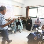 مركز التنمية والإعلام المجتمعي ينفّذ جلستين تدريبيتين لتطوير القصص الصحفية ضمن مشروع «تعزيز المساءلة الدولية»مركز التنمية والإعلام المجتمعي- غزة: نفّذ مركز التنمية والإعلام المجتمعي في مقره بمدينتي غزة ودير البلح جلستي تدريب" عصف ذهني" للصحفيات والصحفيين المشاركين ضمن مشروع «تعزيز المساءلة الدولية، وحماية حقوق الإنسان، وتعزيز الفضاء المدني في قطاع غزة»، لمناقشة وتطوير أفكار قصص صحفية مستمدة من الميدان، واختيار الموضوعات التي تلامس القضايا الإنسانية والحقوقية. وشكّلت الجلستان مساحتَي تفاعل لمراجعة الأفكار التي حملها المشاركون من تجاربهم وملاحظاتهم في الميدان، ومناقشة مدى ارتباطها بالسياق الحالي، وإمكانية تطويرها إلى قصص صحفية قادرة على الجمع بين التناول الإعلامي والجانب القانوني. #الحماية_حق #cdmcgaza وناقش المشاركون، بإشراف المستشار الإعلامي سامي أبو سالم، زوايا مختلفة للقصص المقترحة، وآليات تطويرها بما يضمن وضوح الفكرة، وقوة المعالجة، مراعاة المبادئ المهنية والحقوقية في جمع المعلومات ورواية القصص. وتأتي هاتان الجلستان، استكمالًا لجلسات توجيهية سابقة تلقاها المشاركون في مدينة غزة ودير البلح حول كتابة القصة الصحفية والأنسنة، بما يعزز قدرتهم على الانتقال من الفكرة الأولية إلى معالجة مهنية تراعي البعد الإنساني والحقوقي. ويُذكر أن مركز التنمية والإعلام المجتمعي (CDMC) مؤسسة إعلامية وتنموية فلسطينية توظف الإعلام في التغيير الاجتماعي، وتعزيز حقوق الإنسان والعدالة والمواطنة، وتمكين الفئات المجتمعية من أدوات التعبير الرقمي الفعّال.