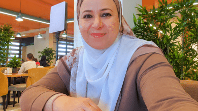 أ.رجاء نشوان.. حين يصبح التعليم شكلا من أشكال النجاة غزة- دعاء حمودة لم يكن صباح السابع من أكتوبر 2023 صباحًا عاديًا في حياة رجاء نشوان، المعلمة والأكاديمية التي كرّست سنوات عمرها للتعليم. كانت تستعد للتوجه إلى مدرستها كالمعتاد، غير أن ساعات قليلة كانت كفيلة بقلب المشهد بالكامل؛ شوارع يملؤها الخوف، وأصوات قصف متلاحقة، وحياة تتغير فجأة إلى واقع لا يشبه ما قبله. تستذكر رجاء نشوان ذلك اليوم بوصفه بداية لانكسار واسع طال تفاصيل الحياة اليومية، حيث لم يعد هناك ما يبدو ثابتًا. في تلك الليلة، طلبت من أطفالها أن يناموا بملابس الخروج، استعدادًا لأي طارئ، وكأن الحد الفاصل بين الحياة العادية والنجاة بات واهيًا للغاية. وبعد ساعات قليلة، استيقظت العائلة على أصوات الانفجارات، لتبدأ رحلة نزوح طويلة لم تكن في الحسبان. غادرت الأسرة منزلها تحت أوامر إخلاء مفاجئة، كما فعلت آلاف العائلات. لم يكن هناك وقت للترتيب أو التفكير، فقط خروج سريع نحو المجهول. وتصف تلك اللحظة بقولها: "في تلك اللحظة لم نكن نفكر إلا في النجاة". تنقلت العائلة بين مدارس ومراكز إيواء مكتظة، حيث تلاشت مظاهر الحياة الطبيعية تدريجيًا. اكتظاظ شديد، انعدام خصوصية، نقص في الخدمات الأساسية، وخوف دائم لا يغادر المكان. في هذا الواقع، أصبحت تفاصيل الحياة اليومية عبئًا إضافيًا على النازحين، الذين يحاولون فقط الاستمرار. وخلال الحرب، تلقت رجاء نشوان خبرًا صادمًا يفيد باستشهاد زوج شقيقتها وابنها، قبل أن يتبين لاحقًا أن الطفل نجا بعد نقله إلى مكان آمن. لحظة قصيرة بين الفقد والنجاة تصفها بأنها من تجسيد لهشاشة الحق في الحياة، حيث تتداخل الصدمة مع الأمل في آن واحد. ومع استمرار الحرب، لم تعد المعاناة مرتبطة بالقصف وحده، بل امتدت إلى الغذاء والماء والكهرباء وانهيار الخدمات الصحية والتعليمية. وتشير إلى أن الجوع لم يعد شعورًا عابرًا، بل أصبح جزءًا من تفاصيل الحياة اليومية، يفرض إيقاعه على الناس دون استثناء. فقدت العائلة منزلها، وتفرقت بين أماكن نزوح متعددة، ما عمّق الإحساس بانعدام الاستقرار. بالنسبة لرجاء نشوان، التي لطالما رأت في التعليم حجر الأساس في بناء الإنسان، كان انهيار البيئة التعليمية من أكثر المشاهد إيلامًا، ليس فقط لكونها معلمة، بل لأنها ترى في التعليم حقًا لا يمكن فصله عن الحياة. ورغم ذلك، لم تتوقف عن أداء دورها. واصلت العمل مع النازحين، وساهمت في حصر العائلات المتضررة وتوثيق الحالات الإنسانية، إلى جانب دعم الأطفال والنساء وكبار السن داخل مراكز الإيواء. وتضيف: "لم أشعر أن دوري كمعلمة توقف، حتى في أصعب الظروف". لاحقًا، وجدت نفسها داخل مبنى الجامعة الإسلامية في غزة، الذي تحوّل من صرح أكاديمي إلى مركز إيواء بعد تعرضه لأضرار جسيمة. كان المشهد بالنسبة لها صادمًا، لكنه يعكس حجم التحولات التي فرضتها الحرب على التعليم والبنية المدنية في آن واحد. ومع تكرار أوامر الإخلاء، اتخذت قرارًا بالغ الصعوبة بتوزيع أفراد أسرتها على أكثر من مكان، محاولة تقليل احتمال فقدانهم جميعًا في لحظة واحدة. وتصف ذلك القرار بأنه من أثقل ما واجهته، لكنه كان خيارًا فرضته الظروف القاسية. في خضم هذا الواقع، انتقلت إلى مرحلة جديدة حين كُلّفت من إدارة المنطقة بإدارة مركز تعليمي، لتنتقل من معلمة وأكاديمية إلى مديرة مدرسة تقود تجربة تعليمية وسط الحرب والنزوح. "بدأنا من الصفر تقريبًا"، هكذا تلخص التجربة، مضيفة أن غياب البنية التحتية لم يمنعهم من محاولة استعادة التعليم بأي شكل ممكن. من داخل خيام تعليمية أُقيمت في ظروف صعبة، عملت على تشكيل طاقم تعليمي واستقطاب الطلبة والمعلمين، في محاولة لإبقاء العملية التعليمية قائمة، ولو بالحد الأدنى. بالنسبة لها، كان استمرار التعليم وسيلة لحماية الأطفال من الانقطاع الكامل عن الحياة الدراسية. كما استفادت من تدريبات قدمها مركز التنمية والإعلام المجتمعي في مجالات التعليم الرقمي والذكاء الاصطناعي، وسعت إلى توظيف هذه الأدوات في التخفيف من آثار الانهيار التعليمي، ومحاولة خلق مساحات بديلة للتعلم وسط الظروف القاسية. وترى رجاء نشوان أن تجربتها ليست حالة فردية، بل جزء من تجربة أوسع تعيشها معلمات وأكاديميات فلسطينيات يواصلن أداء أدوارهن رغم فقدان الاستقرار والنزوح. وتؤكد أن هذا الاستمرار هو شكل من أشكال الصمود اليومي في وجه واقع يضغط على كل تفاصيل الحياة. وتختتم حديثها قائلة: "التعليم بالنسبة لي لم يعد مجرد مهنة، بل وسيلة للنجاة". وبينما تتواصل آثار الحرب في تفاصيل الحياة، تواصل رجاء نشوان عملها داخل الخيام التعليمية، مؤمنة بأن حصة واحدة قد تعيد لطفل شيئًا من الاستقرار، وأن التعليم قد يكون آخر ما يتبقى حين ينهار كل شيء.