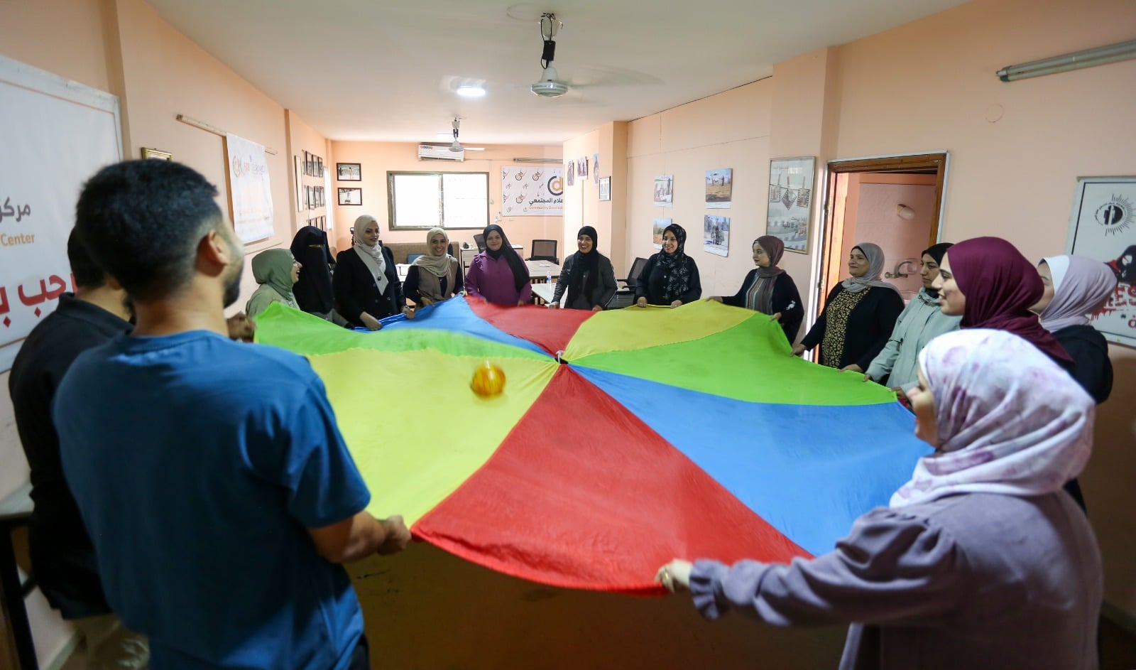 مركز التنمية والإعلام المجتمعي ينفّذ ورشة تفاعلية لتعزيز قدرات الشباب وتحفيز المبادرات المجتمعية ضمن مبادرة "نبض غزة"